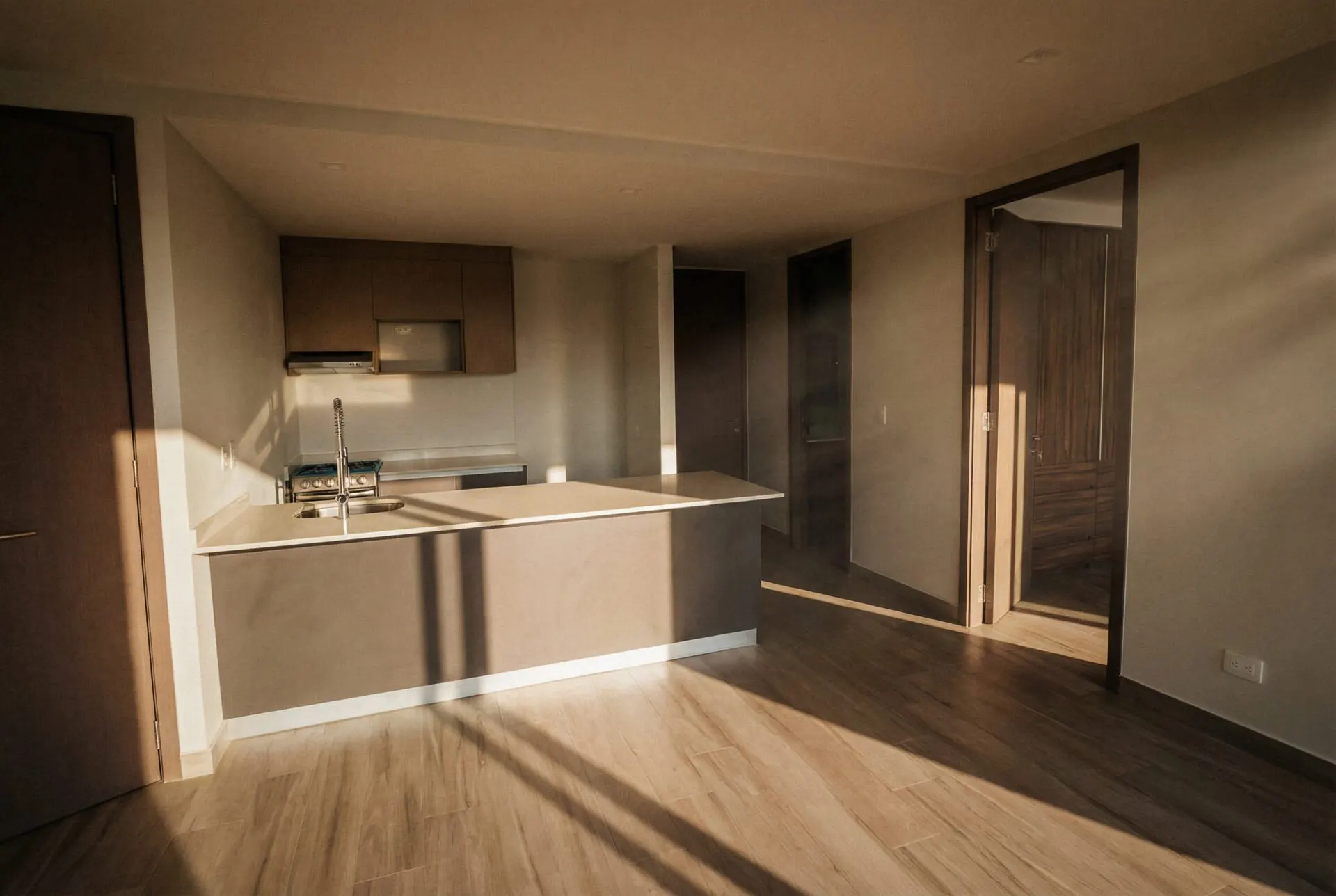 Cocina con isla y acceso a sala